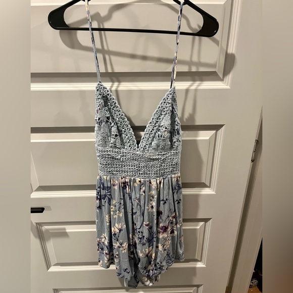 Vici Petal Power Floral Crochet Tie Back Romper Size Large - Picture 2 of 3